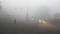 Kabut tebal dan suhu ekstrem ini mengganggu sejumlah transportasi di India.