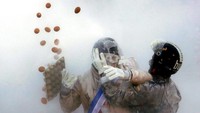Perang telur hingga petasan ini diselenggarakan setiap akhir bulan Desember di Kota Ibi, Spanyol.
