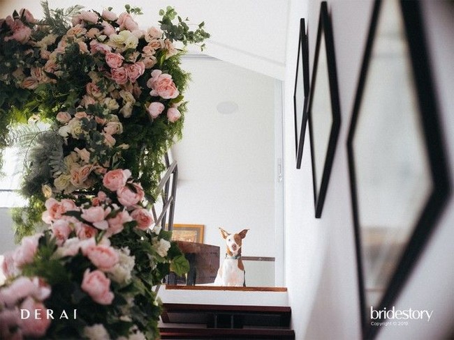 Bunga-bunga juga dihadirkan pada bagian tangga yang menambah kesan romantis. Foto: Bridestory