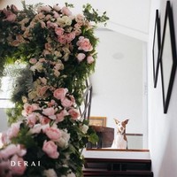 Bunga-bunga juga dihadirkan pada bagian tangga yang menambah kesan romantis. Foto: Bridestory