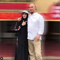 Pengakuan Ahmad Dhani ingin bercerai dari Mulan disampaikannya saat menjadi bintang tamu di program podcast GADO-GADO milik kanal Youtube TAULANY TV. “Jadi setahun yang lalu ya, setahun yang lalu, gua memutuskan mau cerai sama Mulan,” terang Ahmad Dhani. Foto: Dok. Instagram/mulanjameela1