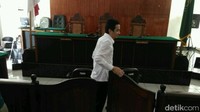 Selain kurungan penjara, Eti juga membacakan tentang pancabutan izin penggunaan senjata terhadap Irfan.