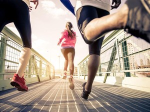 Karantina di Rumah, Pria China Latihan Lari 50 Km Kelilingi Meja Kursi