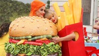 Bulan Juni lalu, Swift mencoba menarik perhatian dengan mengenakan kostum kentang goreng. Bersama Katy Perry, keduanya tampil kompak sekaligus kocak. Foto: instagram @taylorswift