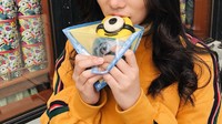 Lucu makanan yang digigit Isyana Sarasvati ini. Barupa bapau berbentuk minion dengan warna kuning. Mana yang lebih lucu, bapau minion atau Isyana? Foto: Instagram @isyanasarasvati