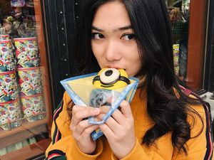 Sebelum Dilamar, Ini Momen Bahagia Isyana Sarasvati Saat Kulineran