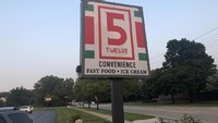 Masih dengan konsep warna dan font logo yang serupa 7-Eleven, kalau ini 5 Twelve yang nggak kalah mencuri perhatian. Foto: Istimewa