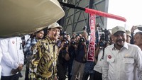 Direktur Utama PT Dirgantara Indonesia (Persero) (PTDI) Elfien Goentoro (kiri) bersama Kepala BPPT Hammam Riza (kanan) meninjau Pesawat Udara Nir Awak (PUNA) jenis Medium Altitude Long Endurance (MALE) saat pengenalan perdana di hanggar PTDI, Bandung, Jawa Barat, Senin (30/12/2019).
