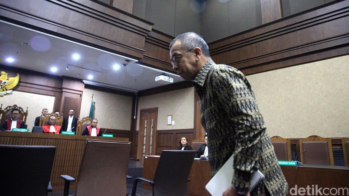 Mantan Dirut Garuda Indonesia, Emirsyah Satar, jalani sidang dakwaan Pengadilan Tipikor, Jakarta. Ia didakwa menerima suap pengadaan mesin pesawat Garuda Indonesia.
