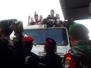Gaya Salam 2 Jari Ahmad Dhani Usai Bebas dari Rutan Cipinang