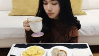 Kalau momen yang satu ini adalah saat Isyana Sarasvati menikmati hidangan berupa dimsum, dan aneka camilan lainnya. Pose candid sambil bawa secangkir minuman membuat netizen terpukau. Foto: Instagram @isyanasarasvati