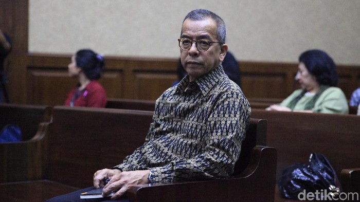 Mantan Dirut Garuda Indonesia, Emirsyah Satar, jalani sidang dakwaan Pengadilan Tipikor, Jakarta. Ia didakwa menerima suap pengadaan mesin pesawat Garuda Indonesia.