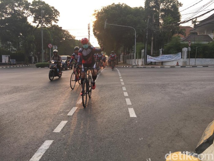 pesepeda yang ogah pakai jalur sepeda