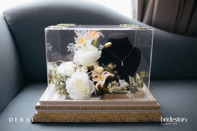 Lamaran Isyana Sarasvati dan Rayhan digelar di Bandung. Suasana acara tampak yang romantis pun dihiasi dengan detail-detail cantik, salah satunya seserahan berikut. Foto: Bridestory