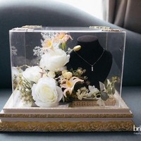 Lamaran Isyana Sarasvati dan Rayhan digelar di Bandung. Suasana acara tampak yang romantis pun dihiasi dengan detail-detail cantik, salah satunya seserahan berikut. Foto: Bridestory