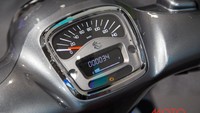 Sementara untuk area dasbor Saluto 125, menggunakan panel instrumen kombinasi analog dan digital. Panel instrumen ini menunjukkan beberapa indikator, seperti speedometer, tachometer, indikator bensin, odometer, dan engine check.Foto: Moto7.net
