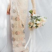 Saat lamaran, Isyana Sarasvati memakai kebaya dan kain bernuansa peach. Ini detail busana dari perancang Winny Adam tersebut. Foto: Bridestory