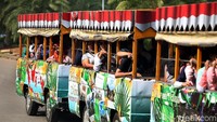 Pengunjung juga bisa berkeliling Monas menggunakan kereta wisata.