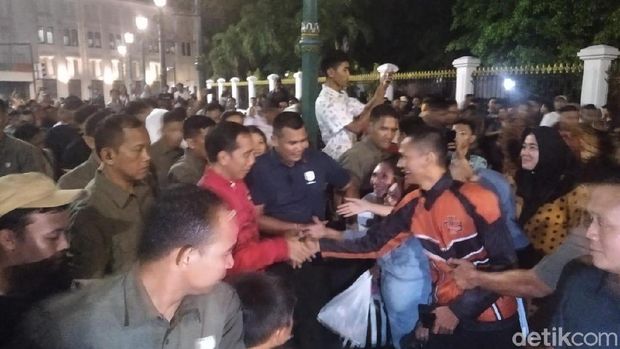 Jokowi Belikan Kuas untuk Kaesang di Malioboro