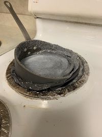 Waduh! Lupa Matikan Kompor, Orang Ini Masak Sampai Pancinya Meleleh