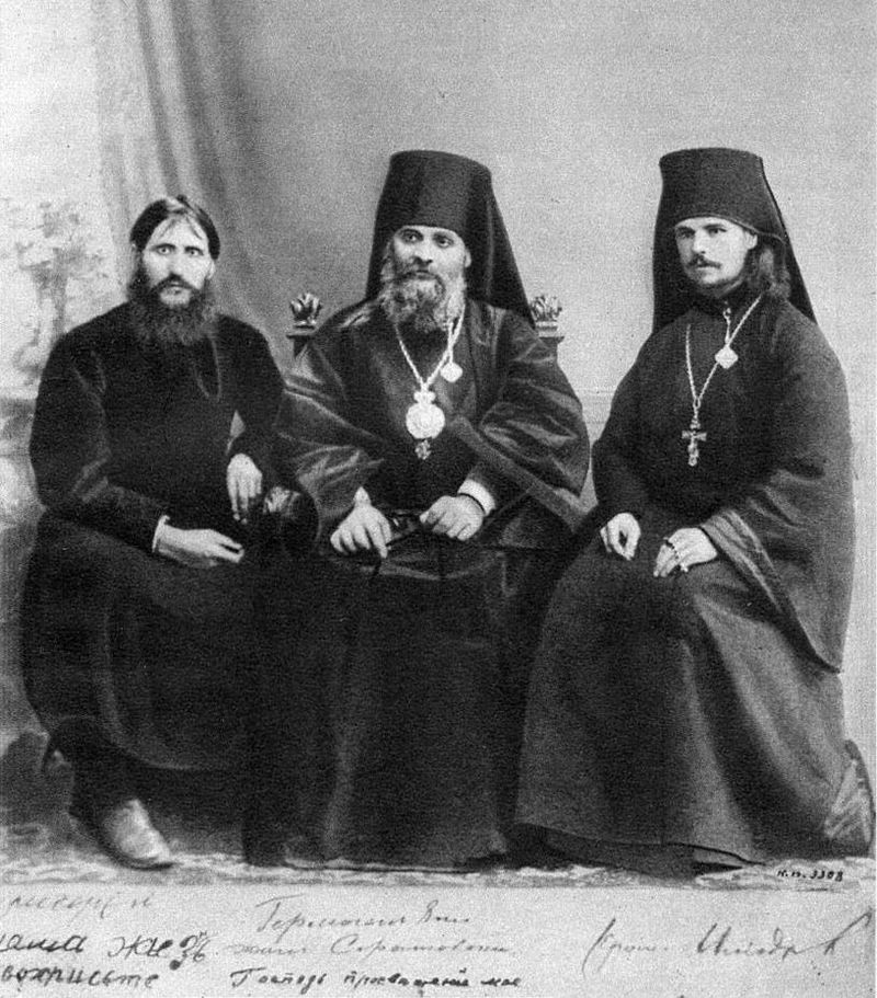 Rasputin (ki) bersama Uskup Hermogen (tengah), dan Iliodor (Wikimedia Commons)