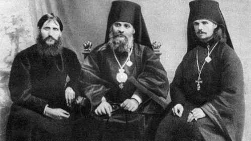 Rasputin (ki) bersama Uskup Hermogen (tengah), dan Iliodor (Wikimedia Commons)