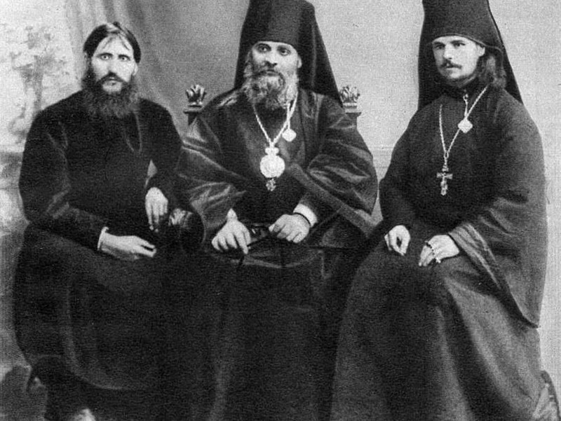Rasputin (ki) bersama Uskup Hermogen (tengah), dan Iliodor (Wikimedia Commons)