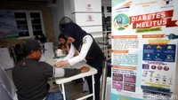 Sembari mengisi waktu menunggu kedatangan kereta, para penumpang di Stasiun Pasar Senen dapat memeriksakan kesehatan mereka di layanan pemeriksaan kesehatan gratis yang tersedia di stasiun tersebut.