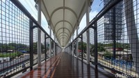 JPO ini memiliki bentang panjang 37 meter dengan menampilkan bentuk artistik, futuristik, dan milenial bertema air gelombang. Tema tersebut diambil karena lokasi JPO yang berada di antara dua sungai yang membentang yakni Kanal Barat dan Cengkareng Drain.