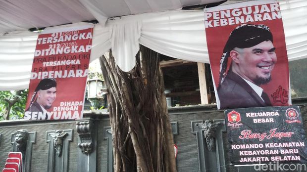 Spanduk yang disiapkan pendukung dan penggemar menunggu kepulangan Ahmad Dhani