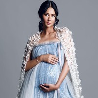 Menjalani pemotretan kehamilan bersama fotograer lainnya yaitu Wong Sim, Paula tampil glamour dengan dress biru dan outer putih rancangan Hian Tjen. Foto: Dok. Instagram Wong Sim