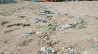 Libur Tahun Baru, Wisatawan Pantai Kuta Disambut Sampah Plastik