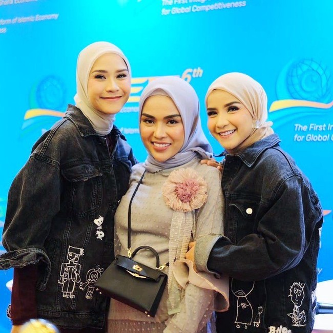 Tas Hermes yang dibawa Medina Zein saat berfoto bersama Zaskia Adya Mecca dan kakaknya Tasya Nur Medina tampak kecil. Meski kecil, tas seri Birkin tersebut harganya bisa mencapai Rp 200 jutaan.  Foto: Instagram