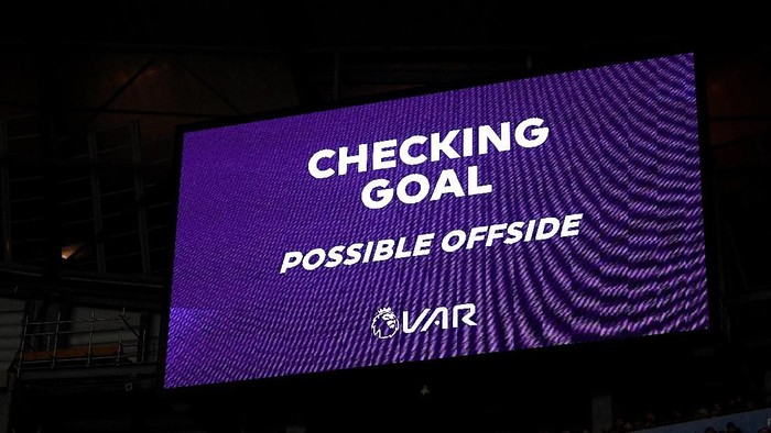 MANCHESTER, ENGLAND - DECEMBER 29: The Big screen shows the VAR check for a possible offside during the Premier League match between Manchester City and Sheffield United at Etihad Stadium on December 29, 2019 in Manchester, United Kingdom. (Photo by Michael Regan/Getty Images)
