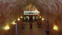 Menariknya lagi, selain memiliki hotel dan museum, permukiman warga, kota bawah tanah Coober Pedy ini juga memiliki gereja lho.