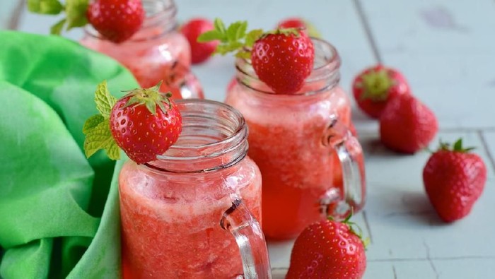 Fresh strawberry juice with mint leaf in a jar