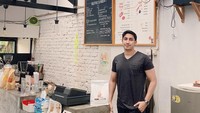 Berpose di kafe, Lukman tampaknya siap melayani pembeli yang memesan kopi. Wah kalau baristanya keren begini bisa antre yang beli kopi.Foto: instagram @lukmanazhari18