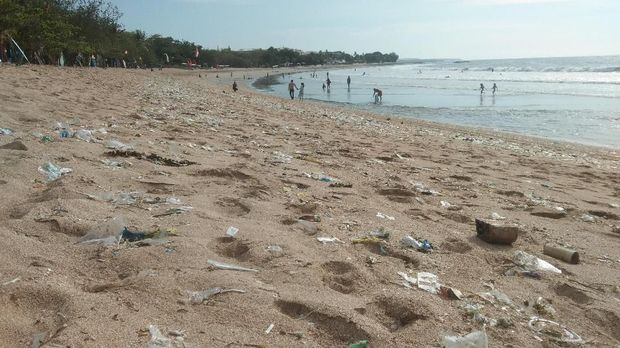 Libur Akhir Tahun, Wisatawan Pantai Kuta 'Disambut' Sampah Plastik