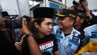 Anak-anak Dhani, Al Ghazali (Al), Abdul Qodir Jaelani (Dul), dan Ahmad El Jallaludin Rumi (El) juga menemani keluar rutan.