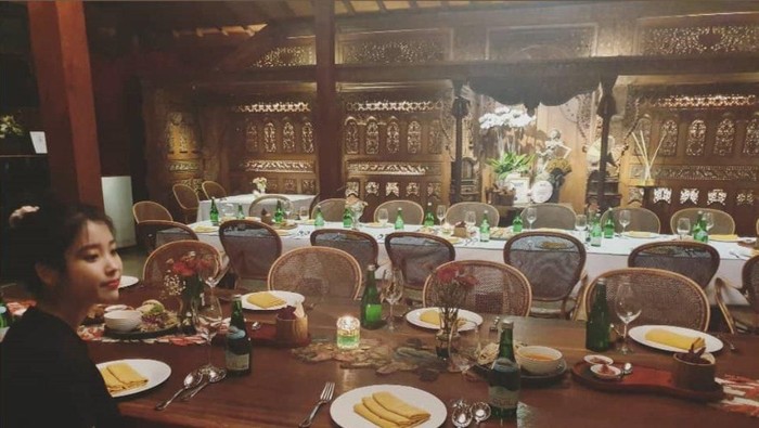 IU makan di restoran Indonesia IU makan di restoran Indonesia