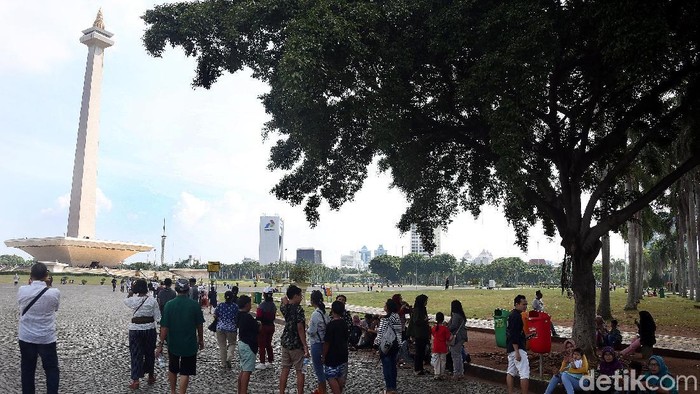 Libur akhir tahun, kawasan Silang Monas, Jakarta Pusat dipadati oleh pengunjung, Senin (30/12/2019).