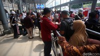 Satu per satu penumpang mengantre untuk memasuki ruang tunggu kereta di Stasiun Pasar Senen, Jakarta.