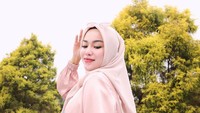 Medina pun menyebut penyakit mentalnya itu sebagai berkah dari Tuhan dan bukanlah hal yang harus disesali. Dok. Instagram/medinazein