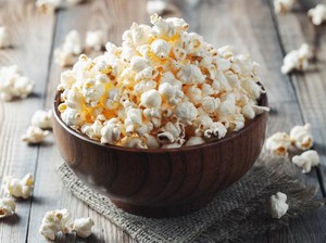 Yuk! Bikin Popcorn Renyah Anti Gosong dengan 5 Langkah Ini