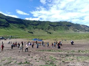 Wisatawan Berduyun-duyun Datangi Bukit Teletubbies Gunung Bromo
