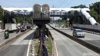 Pembangunan JPO Jembatan Gantung di kawasan Daan Mogot, Jakarta Barat, mulai rampung, Senin (30/12/2019).