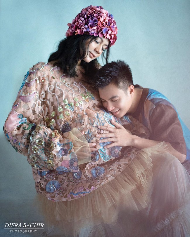 Berpose bersama sang suami, Baim Wong, Paula tampil glamour namun romantis dalam balutan gaun karya desainer Mel Ahyar. Sedangkan topi bunga yang menghiasi kepalanya karya dari Nina Nasution Floral. Foto: Dok. Instagram @dierabachir