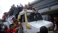 Mobil Unimog bertuliskan 1300 L tersebut merupakan salah satu kendaraan komersial buatan pabrikan Mercedes-Benz.