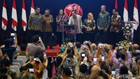 Dalam acara penutupan perdagangan saham tahun ini, Sri Mulyani didampingi oleh Menteri Perdagangan Agus Suparmanto. Hadir pula Wakil Ketua Dewan Komisioner OJK Nurhaida dan seluruh direksi PT BEI, PT KSEI dan PT KPEI.