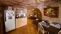 Rumah bawah tanah di kawasan Coober Pedy ini pun terdiri dari ruang tidur, ruang makan, dapur, dan kamar mandi.
